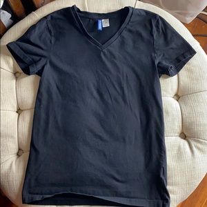 Basic vneck black tee